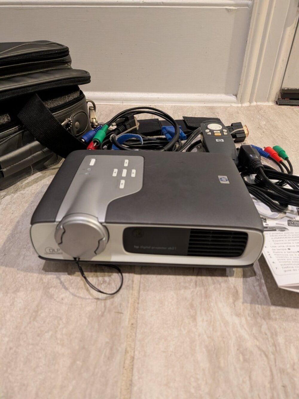 HP Digital Projector sb21 SVGA Portable Projector with remote and cables